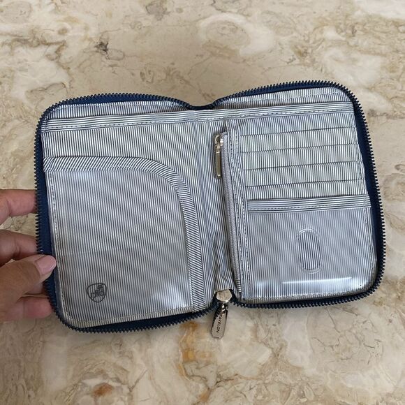 Travelon RFID Blocking Single Zip Nylon Wallet - Picture 7 of 12